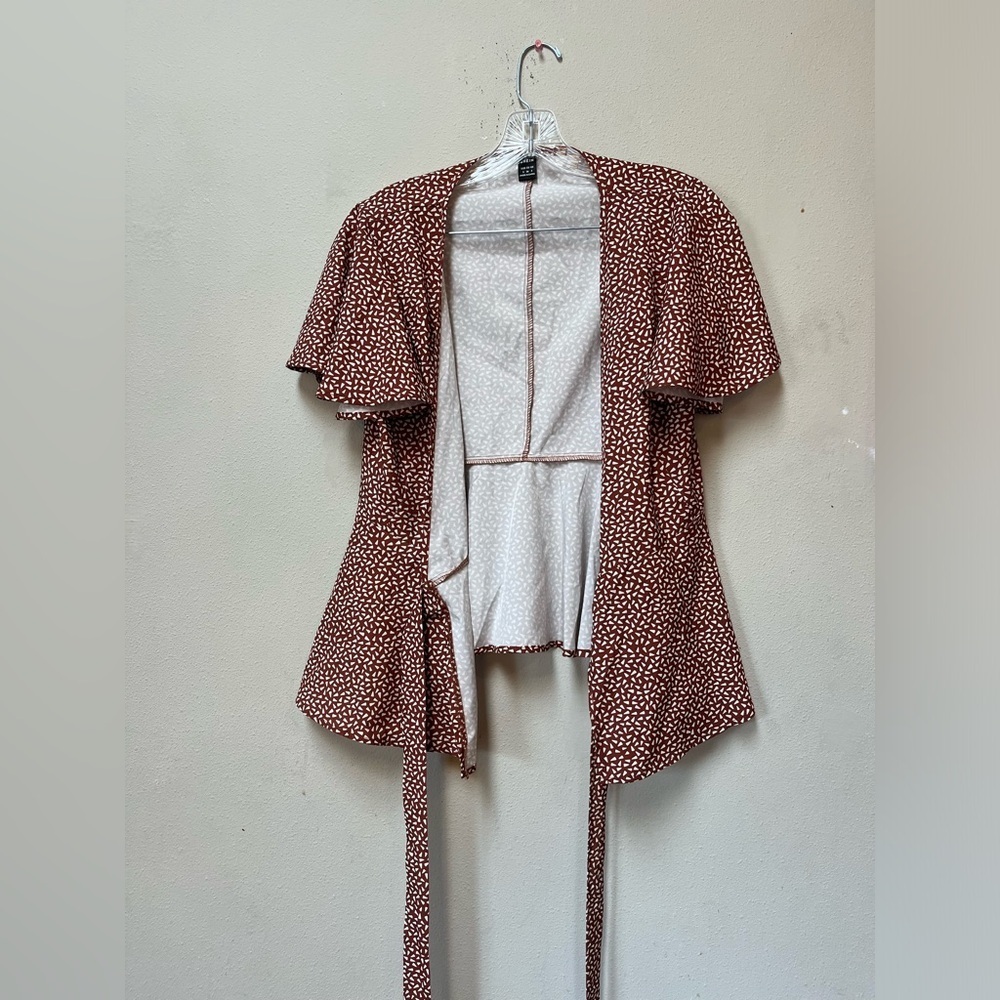 Women’s Red Brown Geometric Print Short Sleeve Tie Wrap Blouse Size Small - Picture 3 of 10